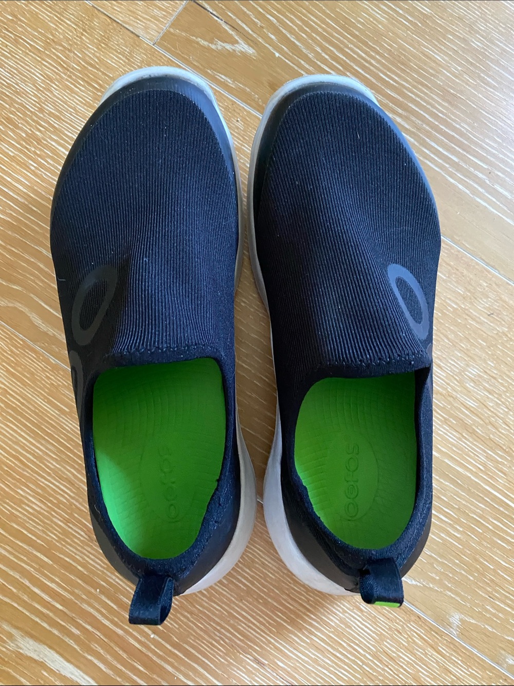 OOFOS Black Slip-On Women's Sneakers with White Sole. - Picture 3 of 4